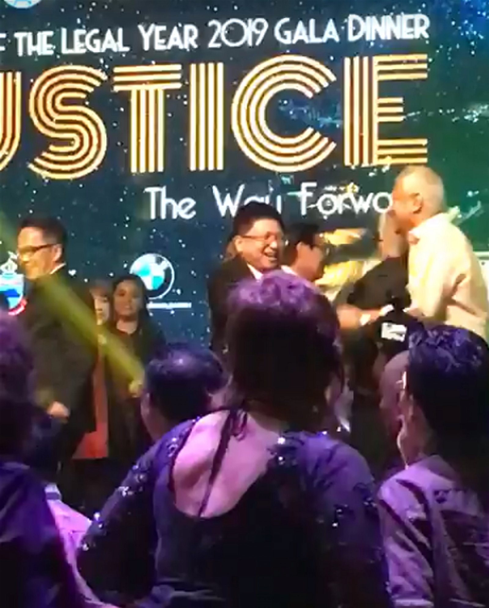 司法界高官与“亲希盟”的律师台上共舞的视频，引起议论。