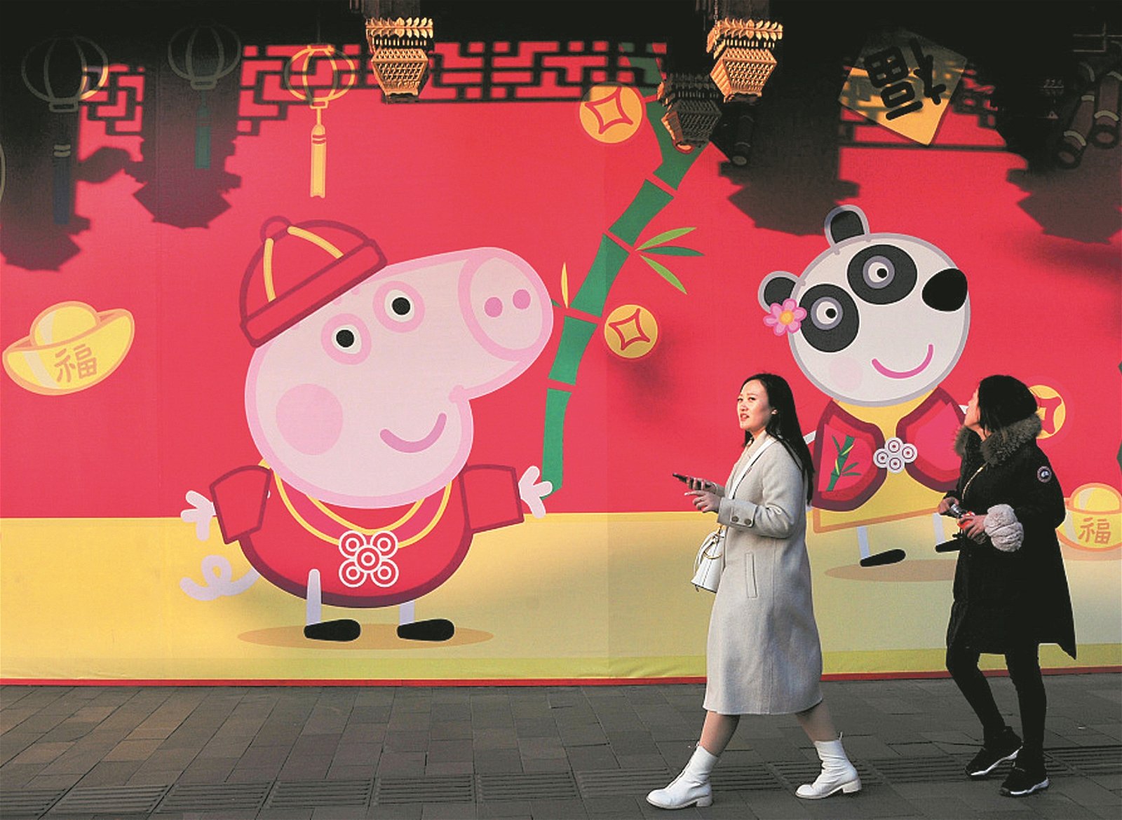 今年为农历己亥猪年，在中国随处可见“猪”元素。这是憨态可掬的“小猪佩奇”壁纸贴在上海豫园商城的四周墙面，充满了猪年即将到来的新年氛围，让人感觉新年的脚步将近。