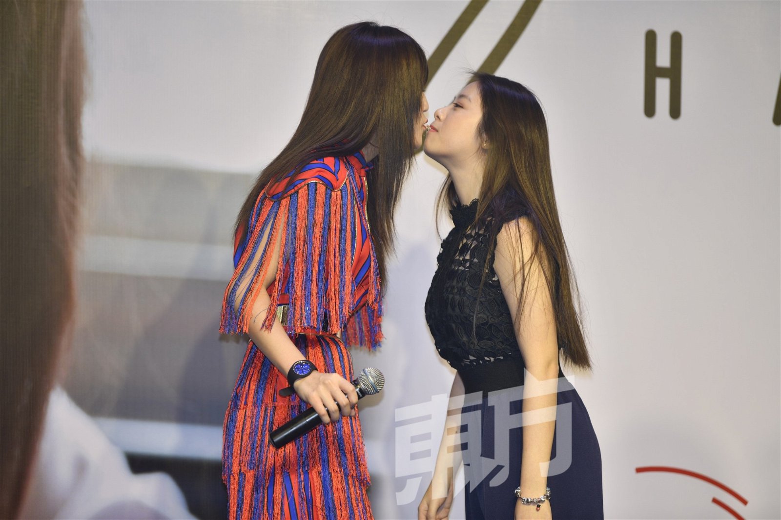 粉丝福利环节上，韩晓嗳与女粉丝玩嘴对嘴吃Pocky游戏，她直接亲上去，玩得超放。