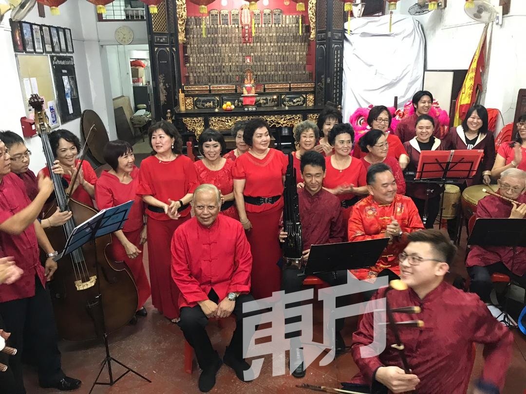 州元首（坐者左）欣赏甲潮州会馆的华乐团表演。