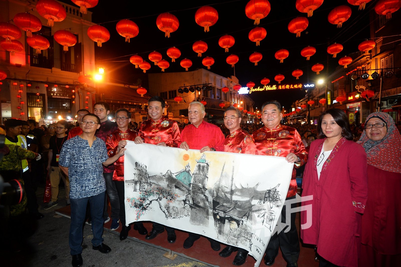 卡立耶谷（前排右5）接领大会赠送的纪念品，前排左起为彭庆勤、刘志良、郑国球、邱培栋、陈江荣及戴蕾珍。