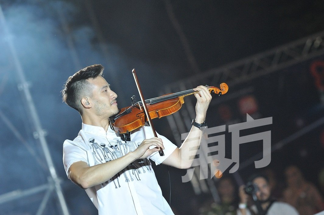 Josh Kua表演拉小提琴，现场观众听出耳油。