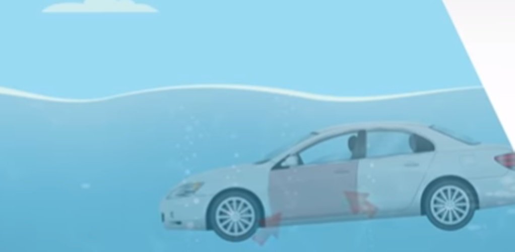 若车辆完全沉入水，在同等水压的情况下，可用力踢开车门。