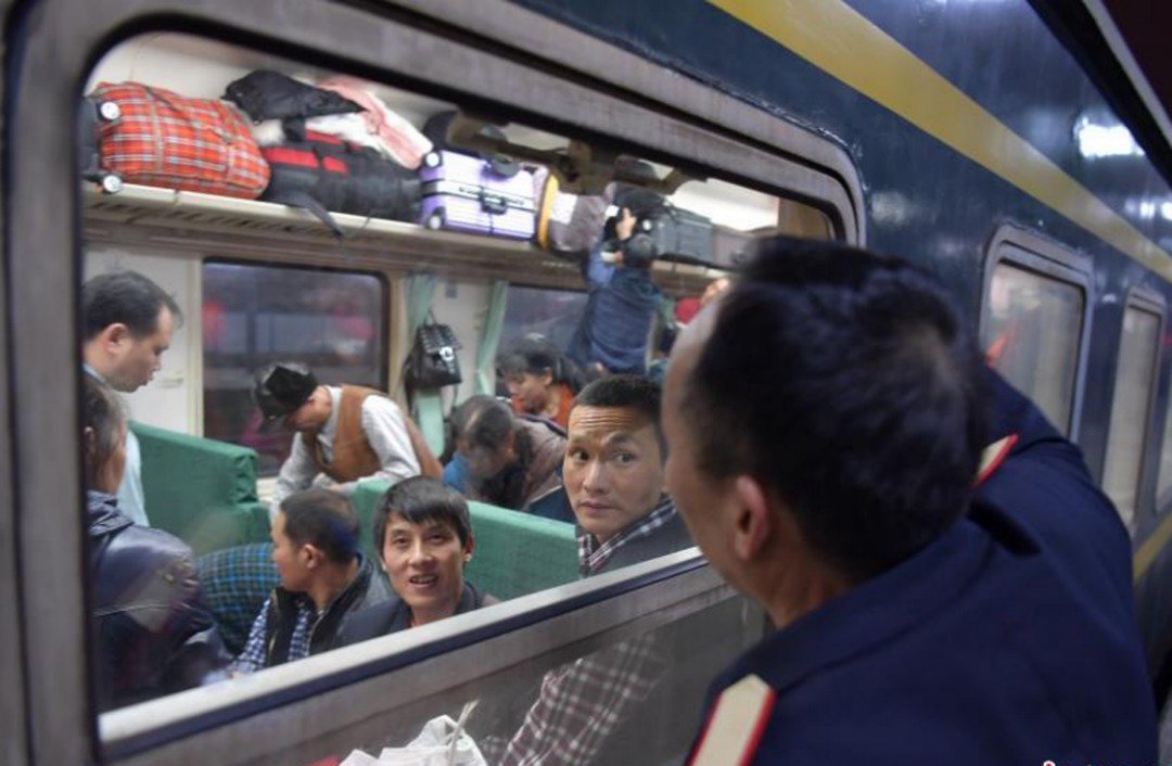 周一凌晨1时，2320名民众搭上今年春运深圳区的首趟列车，从深圳火车西站踏上返乡的旅程。只见车厢内几乎坐满了人，民众的行李亦塞满了置放的位子。