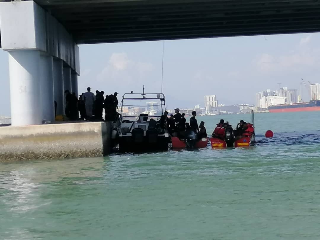搜救队伍于周一下午3时左右，在槟城大桥第34根石柱的桥下海域发现坠海的休旅车，车内有一具遗体。