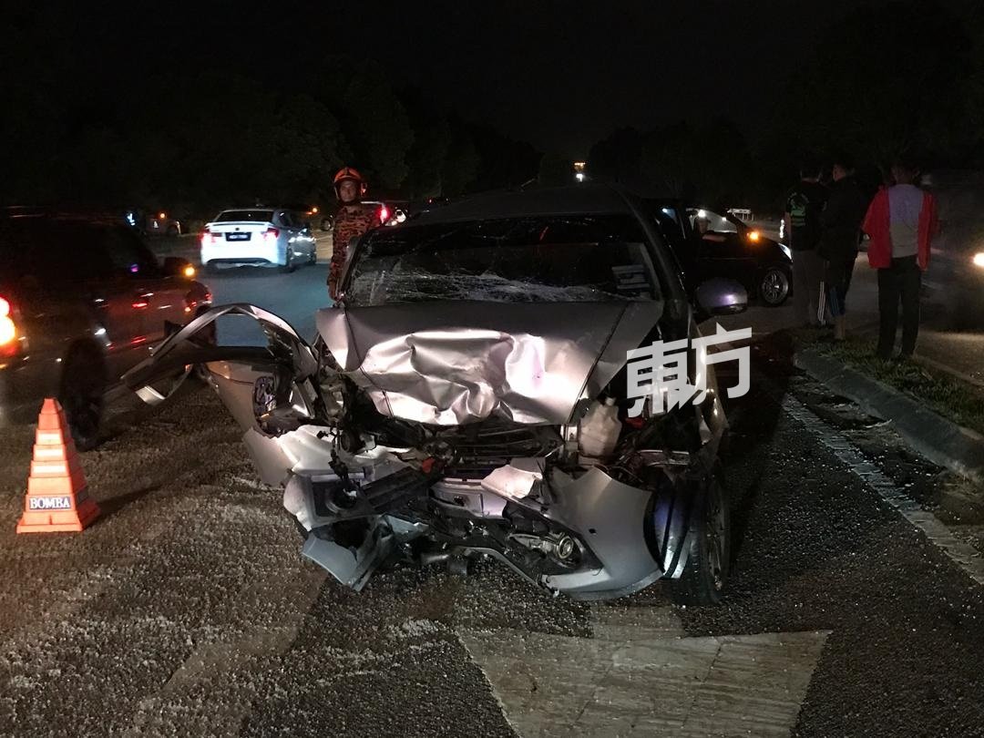 迈威轿车毁不成型，司机被夹毙。