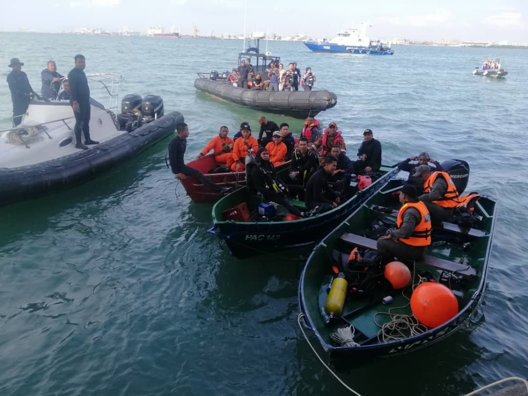 警方联合多个单位，出动108名搜救人员，在槟城大桥海域一带进行搜寻工作。