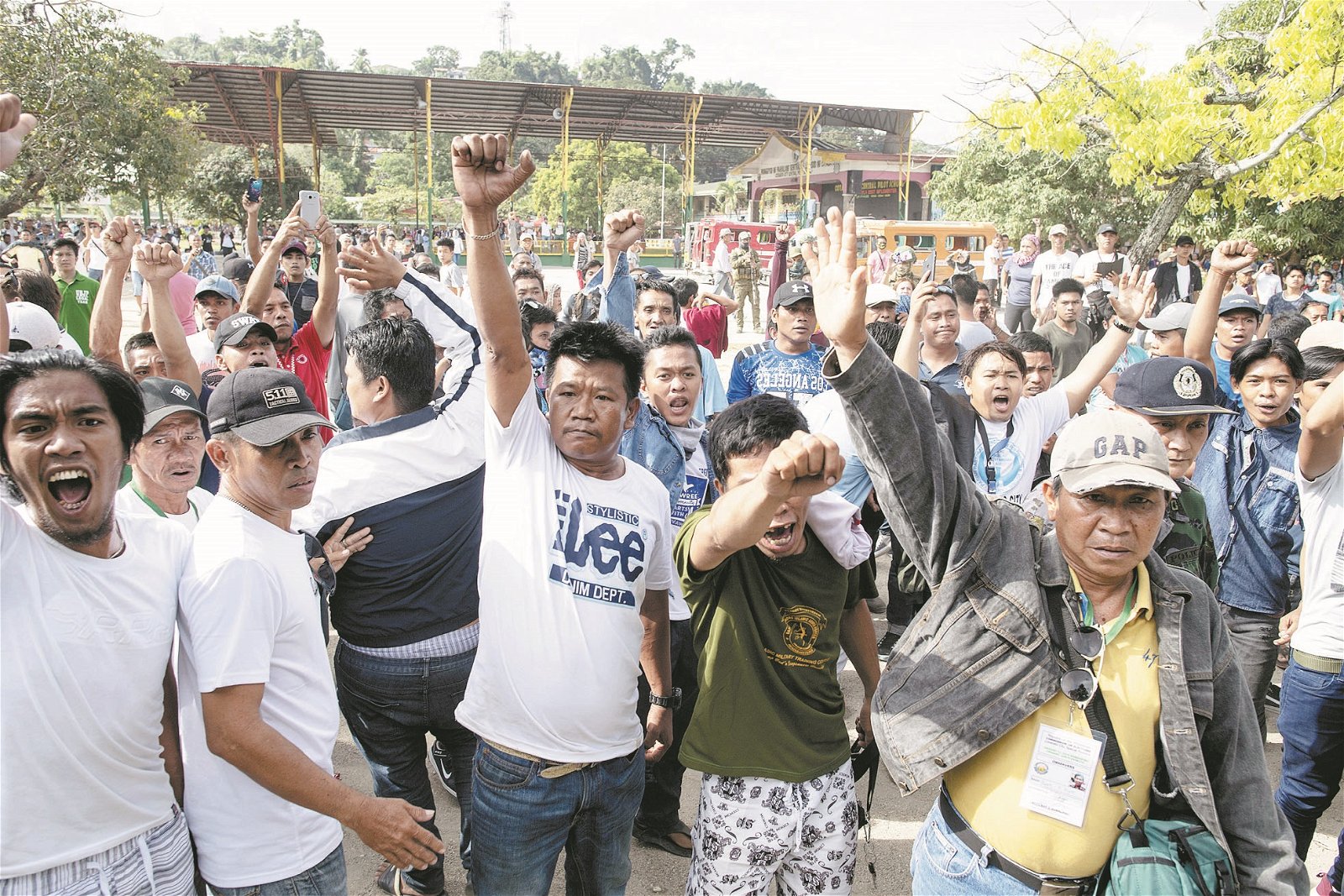 哥打巴托市一名选民被揭发在同一投票站投下多张选票后，愤怒的民众纷纷高拳头抗议，并大声高呼，现场情绪沸腾。