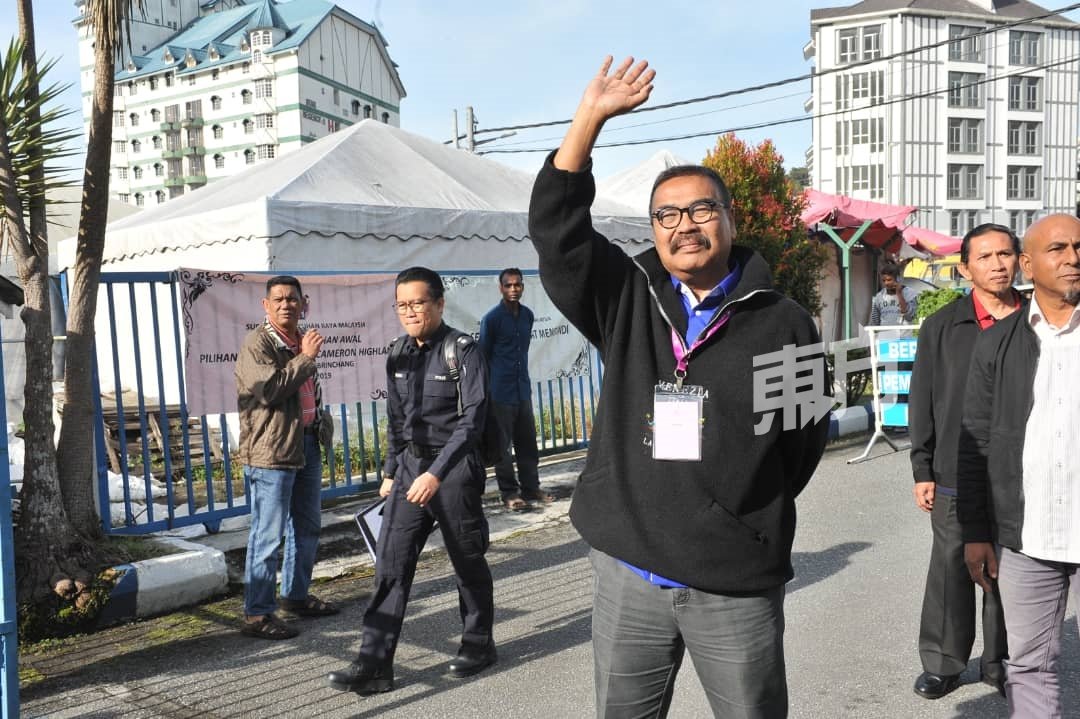 国阵候选人南利莫哈末也在结束拜票活动后，赶抵碧兰璋警察局，但他并未进入投票室，只是站在门口向警员们挥手。