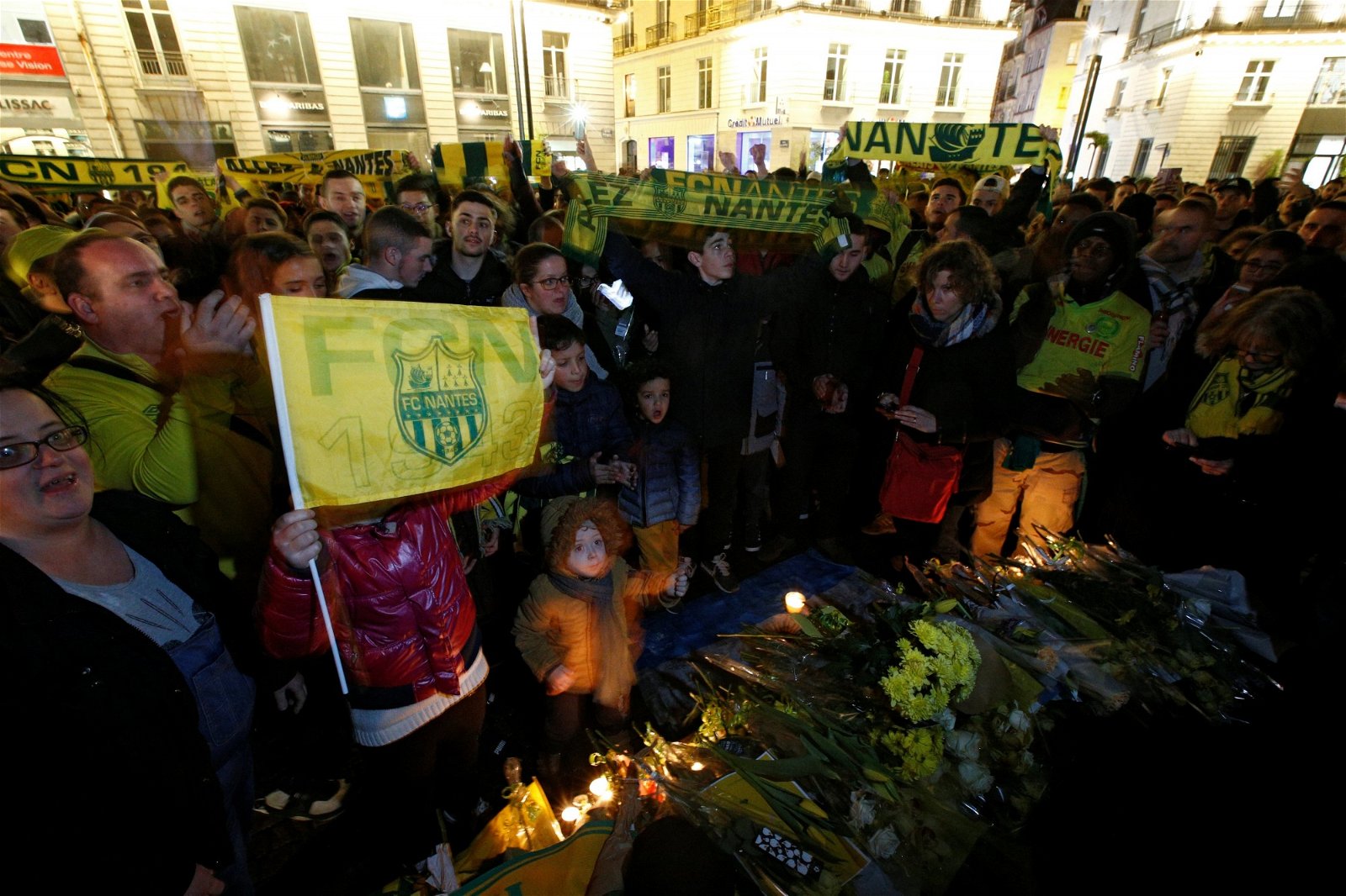 南特球迷带著黄色的郁金香在皇家广场集会，为飞机失联的阿根廷前锋萨拉祈福。