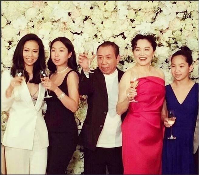 林青霞2014年迎接60岁生日，和丈夫邢李㷧、继女邢嘉倩（左1），以及2个女儿邢爱林(左2)与邢言爱(右1)现身庆生会。