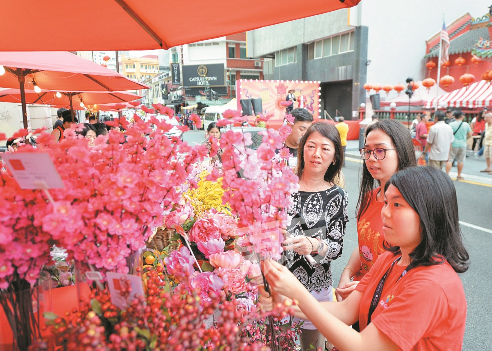 距离农历新年仅剩下约一个星期的时间，许多民众也特别在年味节市集选购梅花，为住家布置一番。