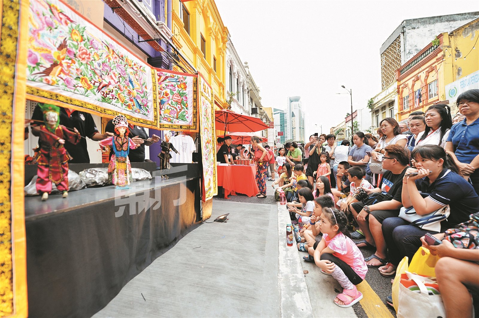 金玉楼春潮州木偶剧今年特别以《西游记》为主题演出，吸引一种潮剧爱好者、公众及游客驻足观赏。