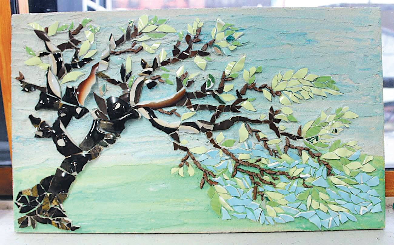 以瓷砖镶成的马赛克作品——太平湖雨树“翠臂擒波”。