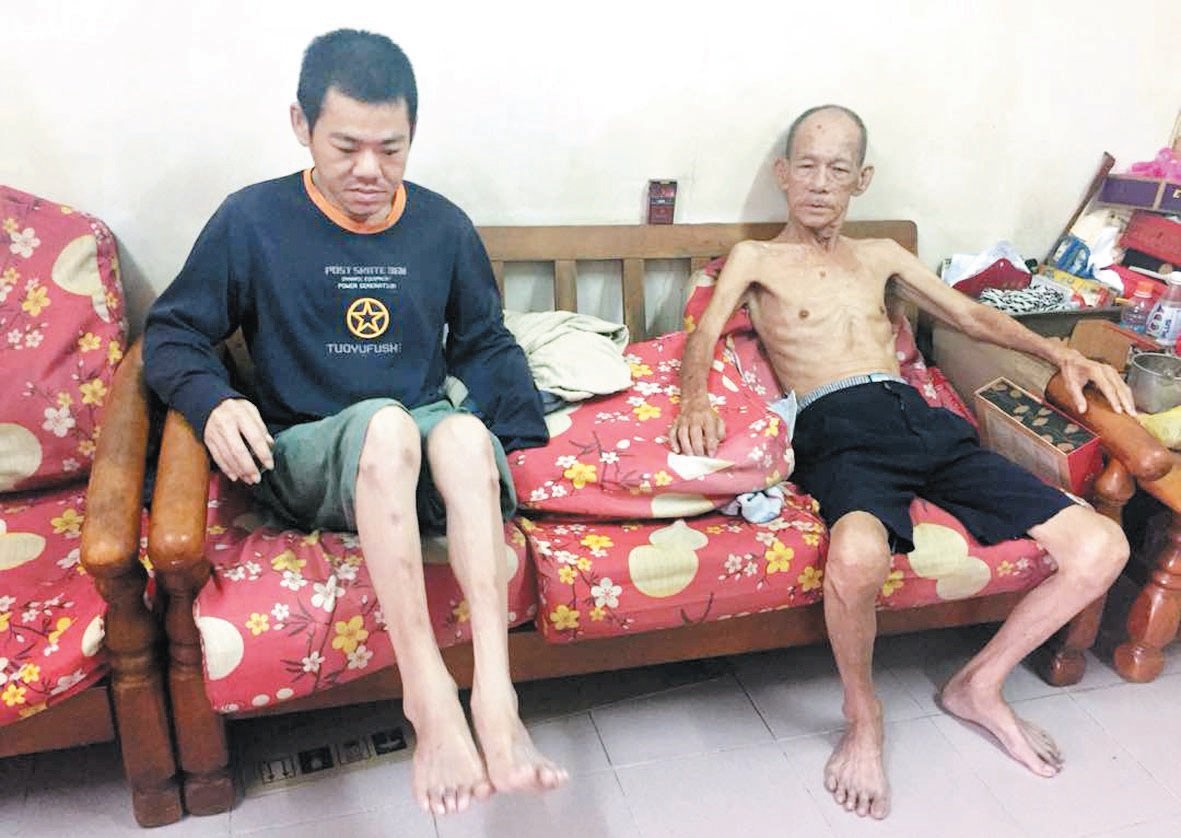 赵锦泉（左）本身失明，其大哥不幸于今年初中风，因此健康状态不佳的年迈父亲（右）只好暂时被接往其他姐妹家中照顾。
