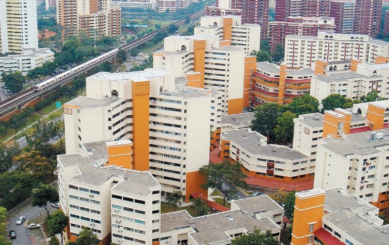 1960年起，新加坡政府透过建屋发展局循序渐进实现居者有其屋，终成功解决建国之初所面对的屋荒。