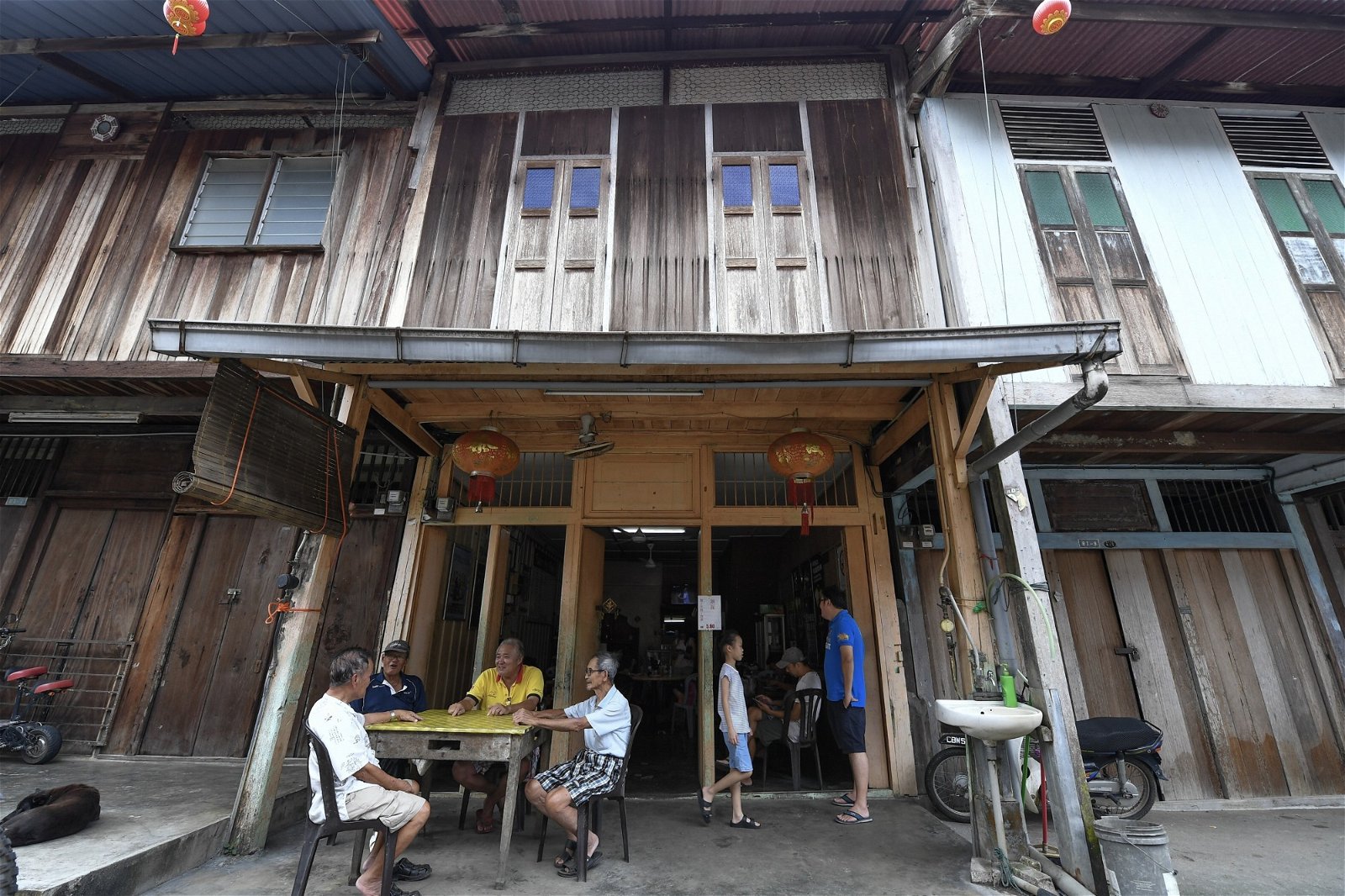 尽管邻近都是马来社区，但位于登嘉楼甘马挽，拥有110年历史的亚益仁耐新村，依然保留著海南人的传统习俗和文化。如今大部分居住在村内的居民都是乐龄人士，只有过年过节才会热闹起来。