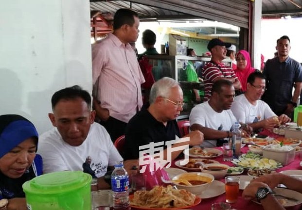 纳吉（左3）走访巴刹后，与巫统打巴区部主席依山（左2起）及国大党打巴国会议员拿督斯里沙拉瓦南共享早餐。