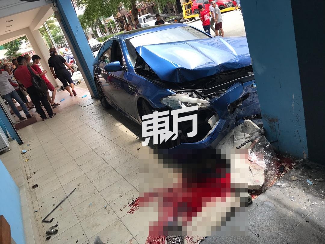 蓝色宝马轿车失控撞上人行道，导致坐在石椅的外国游客被撞死。