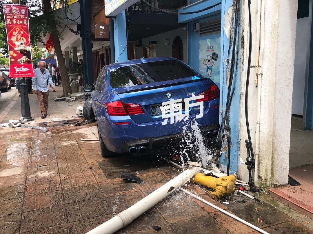蓝色宝马轿车也撞毁消防栓，并导致水管破漏。