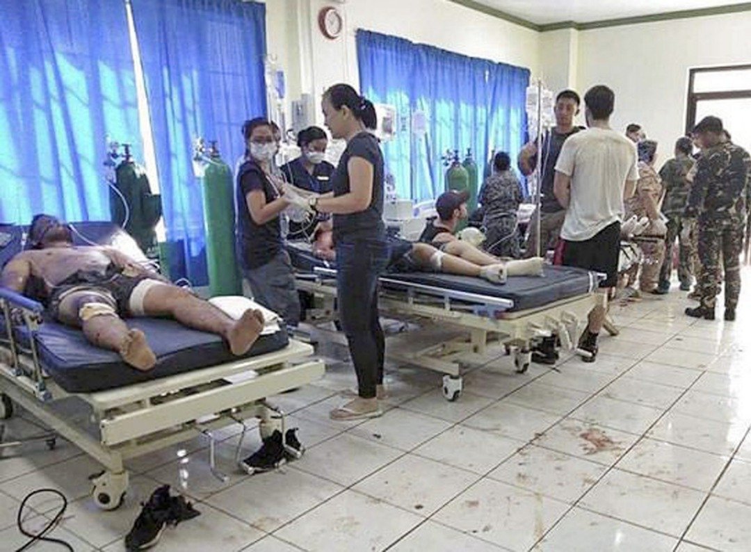 菲律宾军方公布照片显示，爆炸发生后，大批伤患被送到附近医院救治，医院内挤满了等待救治的人们和伤者家属。