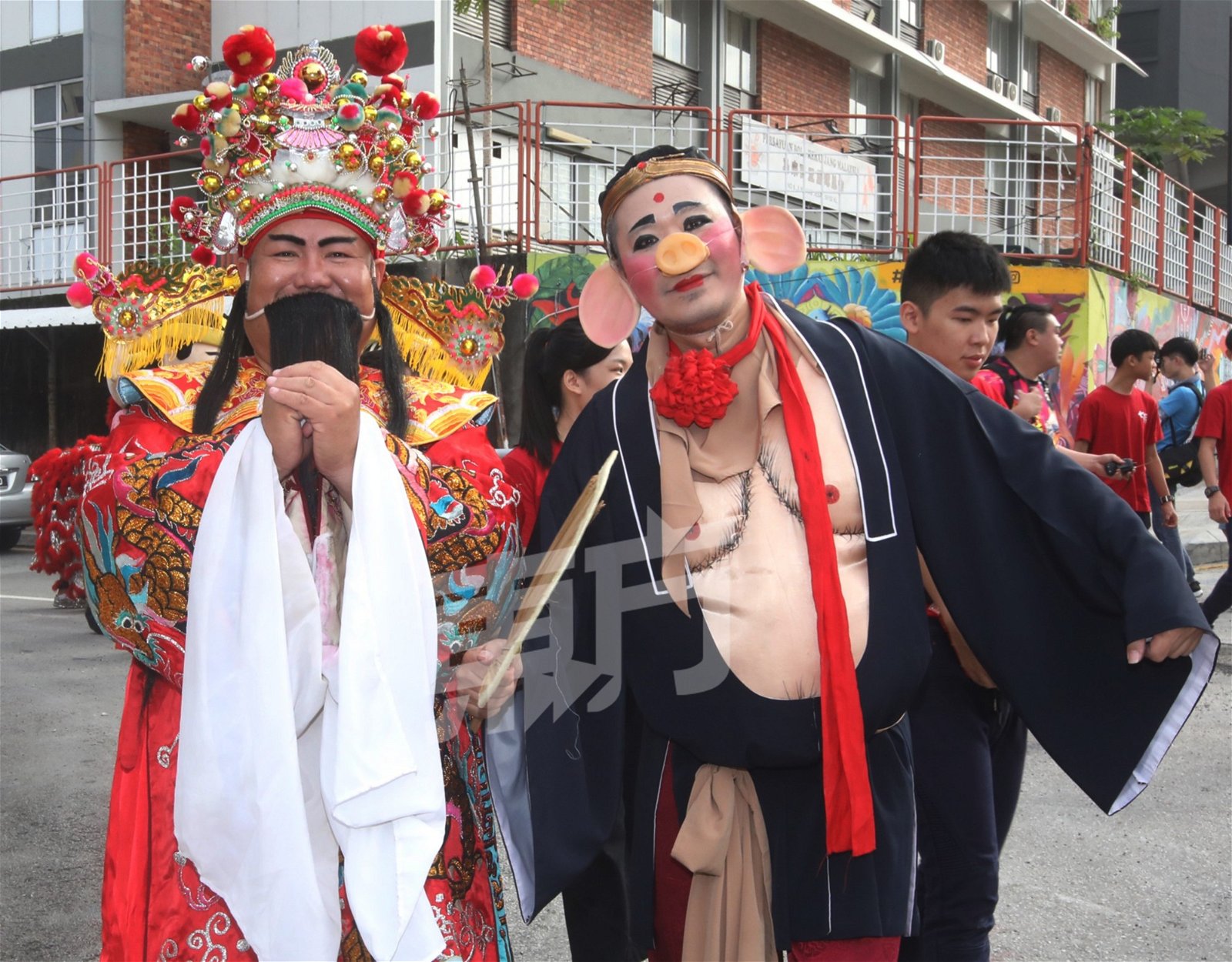张吉安（右）顶著 猪八戒造型与财神 爷并肩出场，吸引 民众眼球。