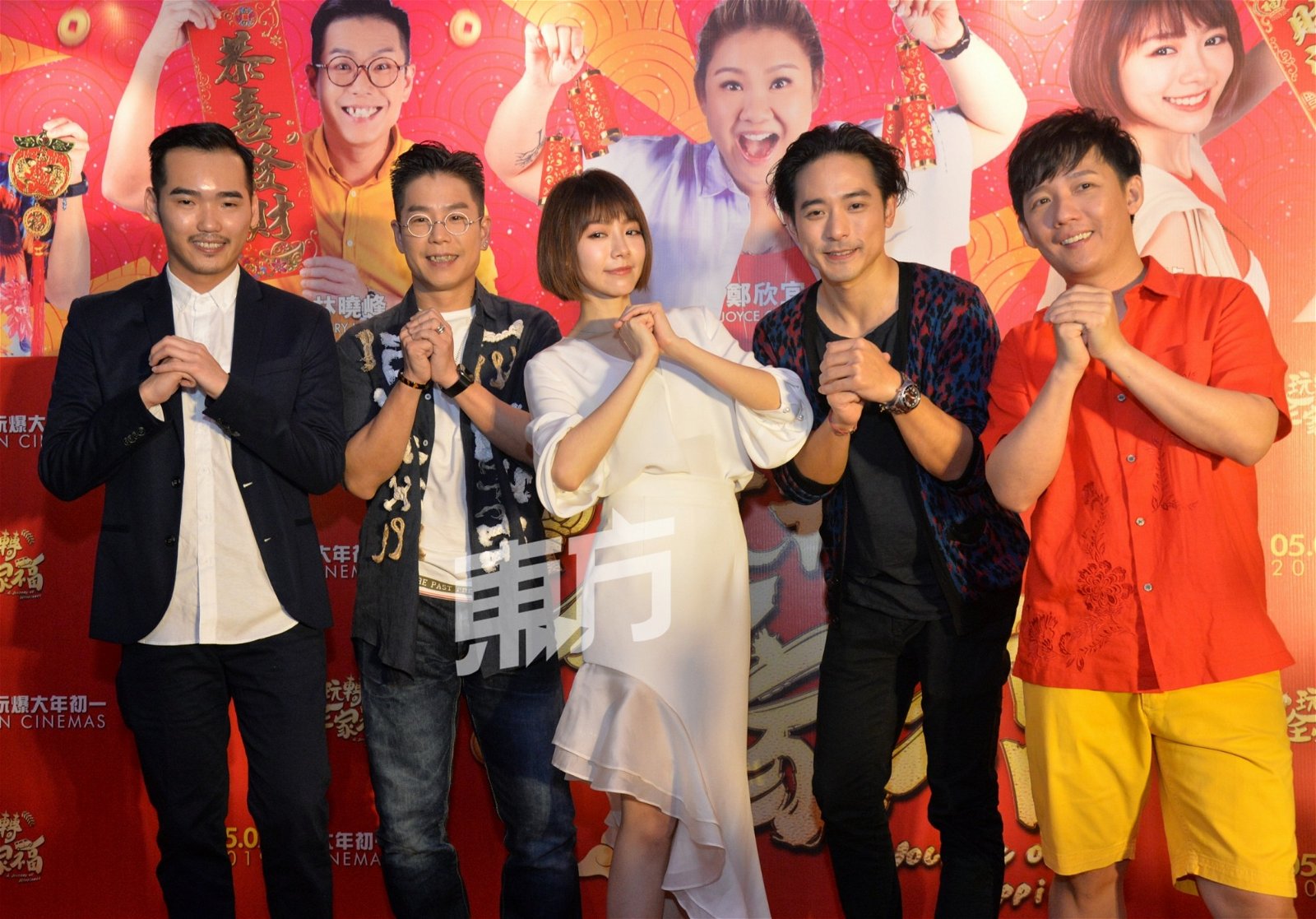 丁仕昀（左起）与林晓峰、林明祯、林德信和阿牛为贺岁片《玩转全家福》宣传，丁仕昀也希望电影能够达到700万令吉的票房。