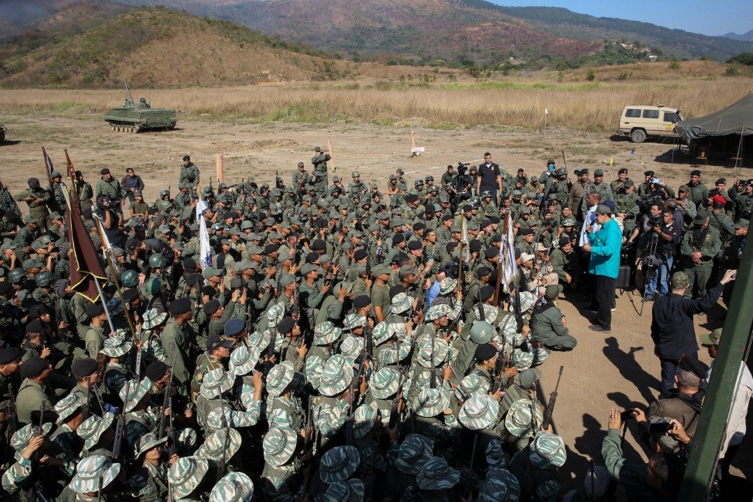 马杜罗（右）周日在纳瓜纳瓜镇帕拉麦凯堡基地视察军演前向军队发表讲话，并要求军人宣誓效忠。