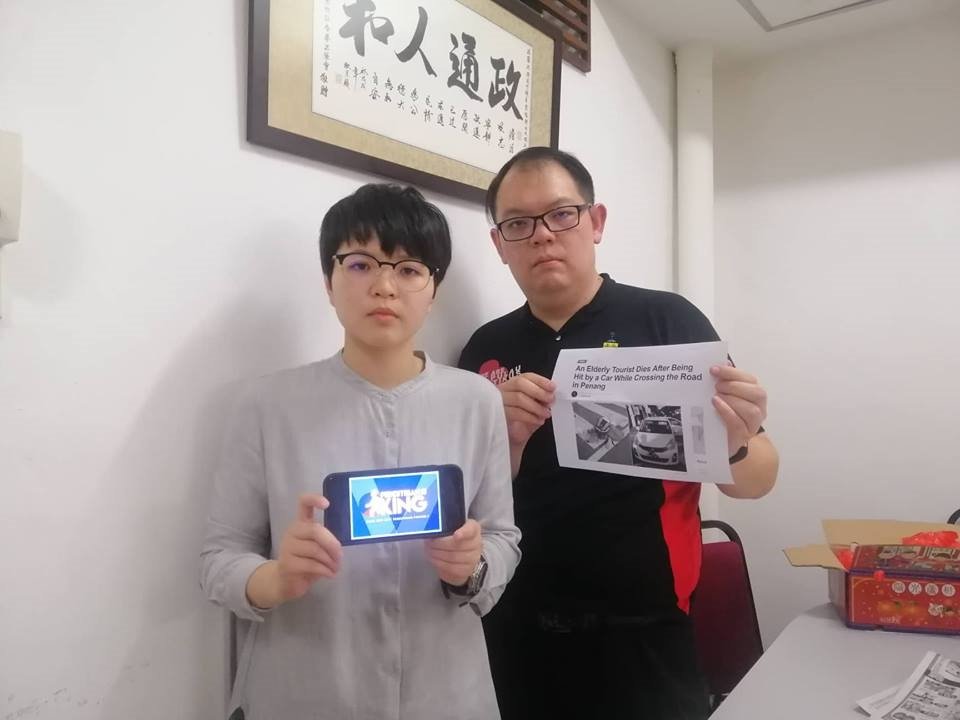 陈慧萍（ 左起） 与李俊杰召开记者会，提议重新规划州内的道路标志和安全设施， 并恢复过去所提倡的“行人为王”交通政策。