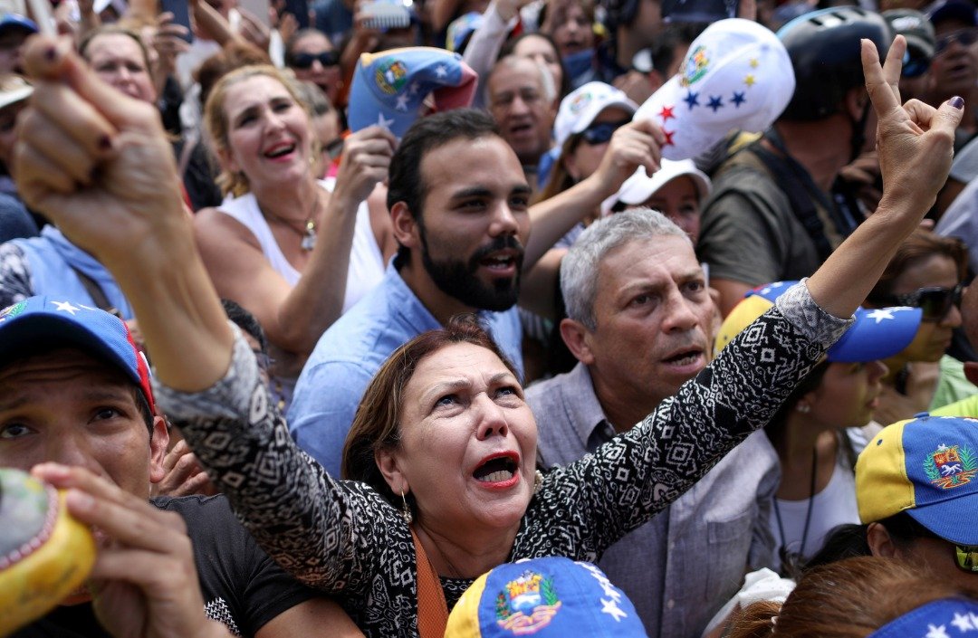 瓜伊多与国民议会成员在加拉加斯出席一项街头集会时，受到支持者簇拥欢呼。瓜伊多在会上呼吁军人与马杜罗切割，并表示他们将获得国会通过的特赦法保护。