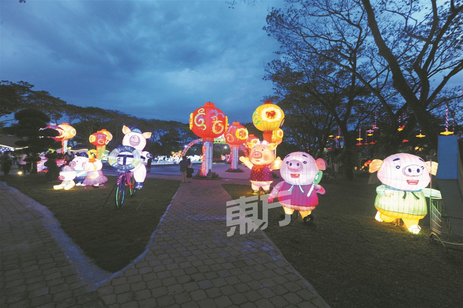 入夜后的东禅寺在猪型花灯的装饰下增色不少，越夜越美丽。