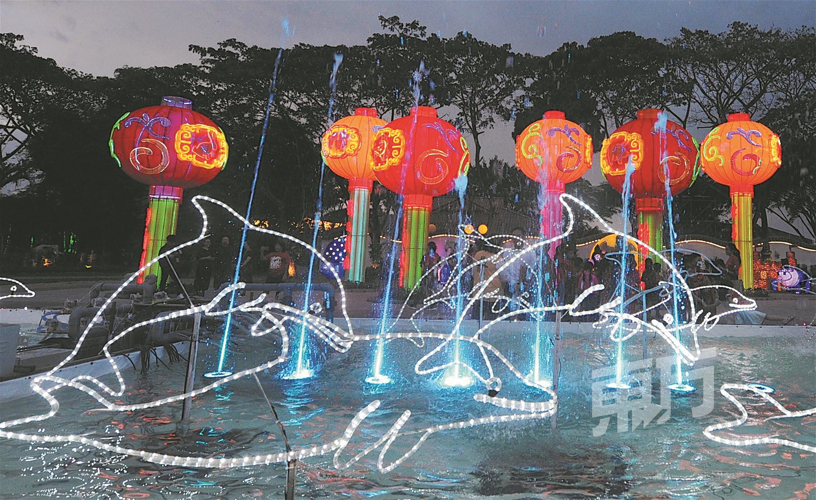 巨型灯饰配合喷泉和音乐带给民众精彩的视觉飨宴。