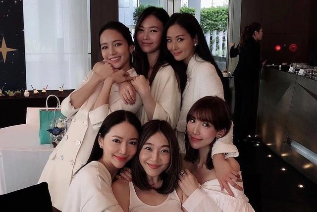 孙芸芸（后排右起）、歌手信的女友Wei Wei、侯佩岑和陈若仪（前排右起）、王晓萍等女星名媛都穿白色服装出席。