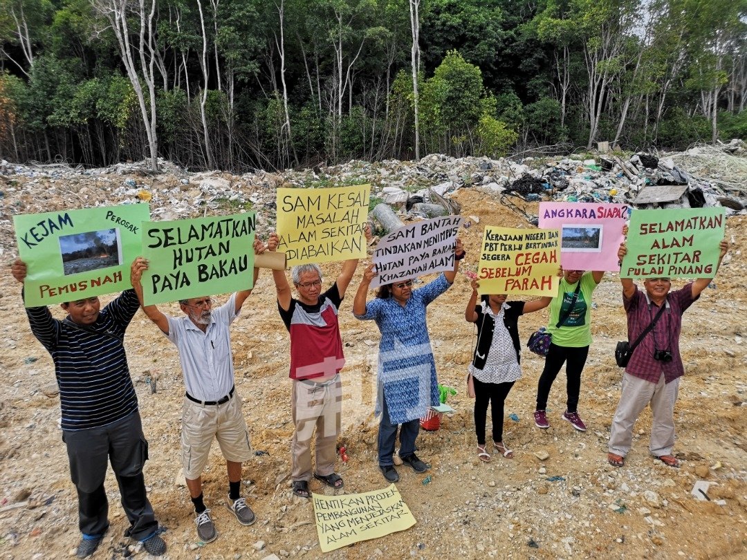 拉文达（左2）与玛尔斯德薇（左4）偕同成员高举大字报，要求政府单位尽快采取行动，避免峇都茅红树林遭到更严重的破坏。