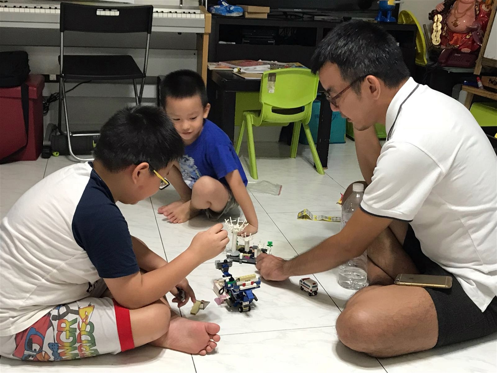 受委托到新加坡帮朋友看顾小孩，除了陪玩益智游戏以外，还要送他们上学去。