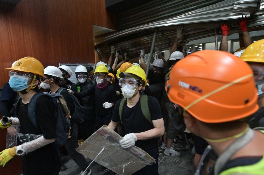 示威者撬开铁闸后，冲入立法会大楼四处破坏；大楼内并无任何防暴警察。