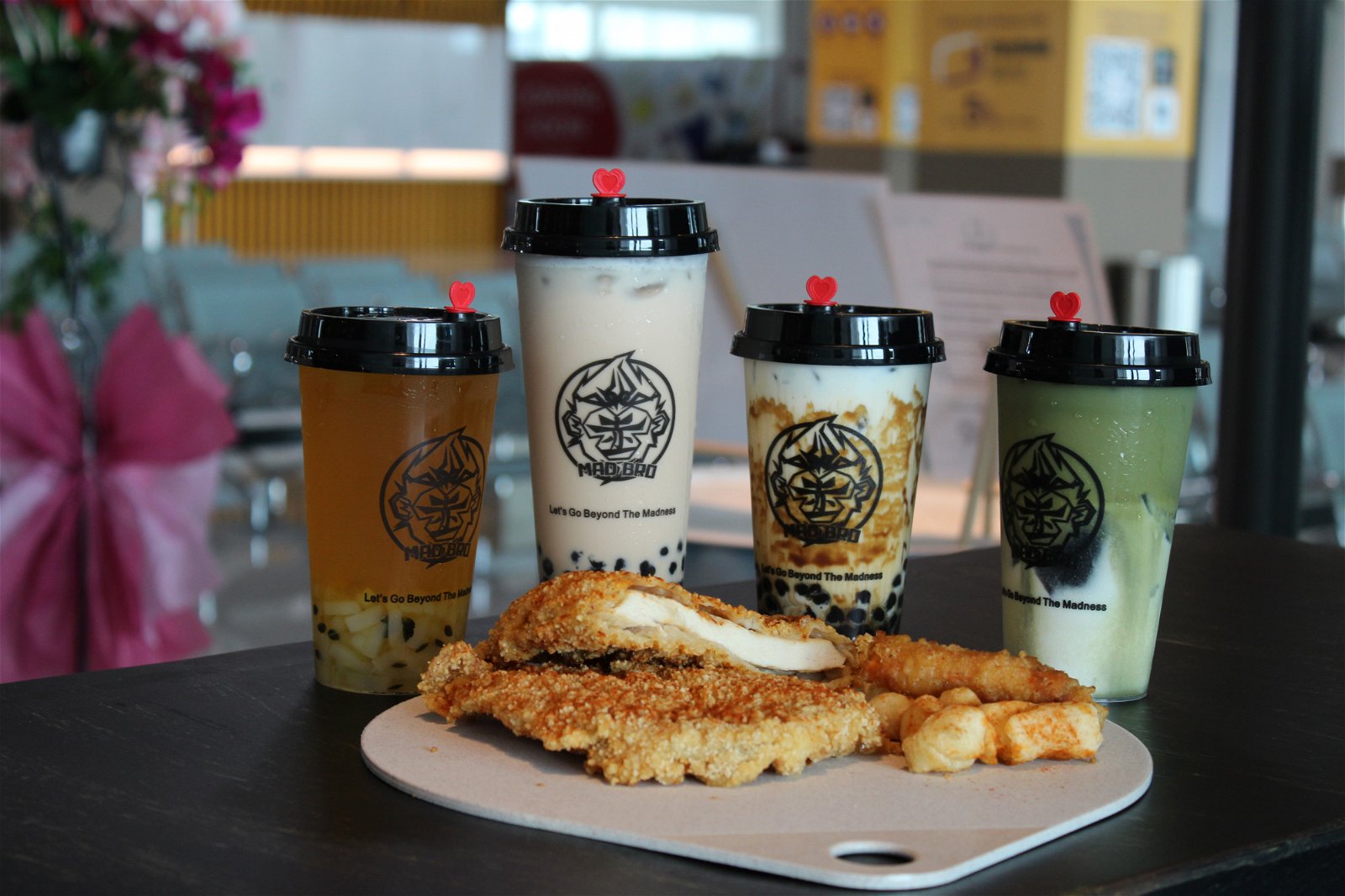 奶茶与炸鸡排是一套的！因此“赤猿”不仅出售奶茶，也售卖炸鸡排、盐酥鸡等，以期能将更完整的台湾道地小食文化，呈现给大马的消费者。