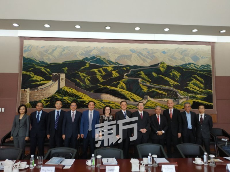 林冠英（左8）率团访问中国建设银行，与中国建设银行行长刘桂平（左7）等高层举行会议。