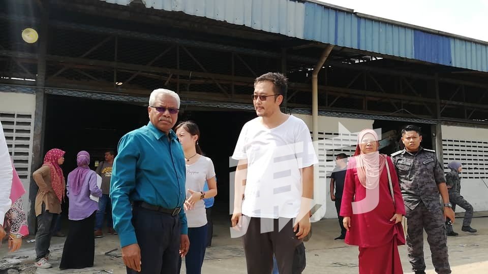 西华尼申（前左起）询问中国籍负责人有关厂内的情况，如废弃塑料来源及外籍劳工的去向等，但却得不到应有的解答。