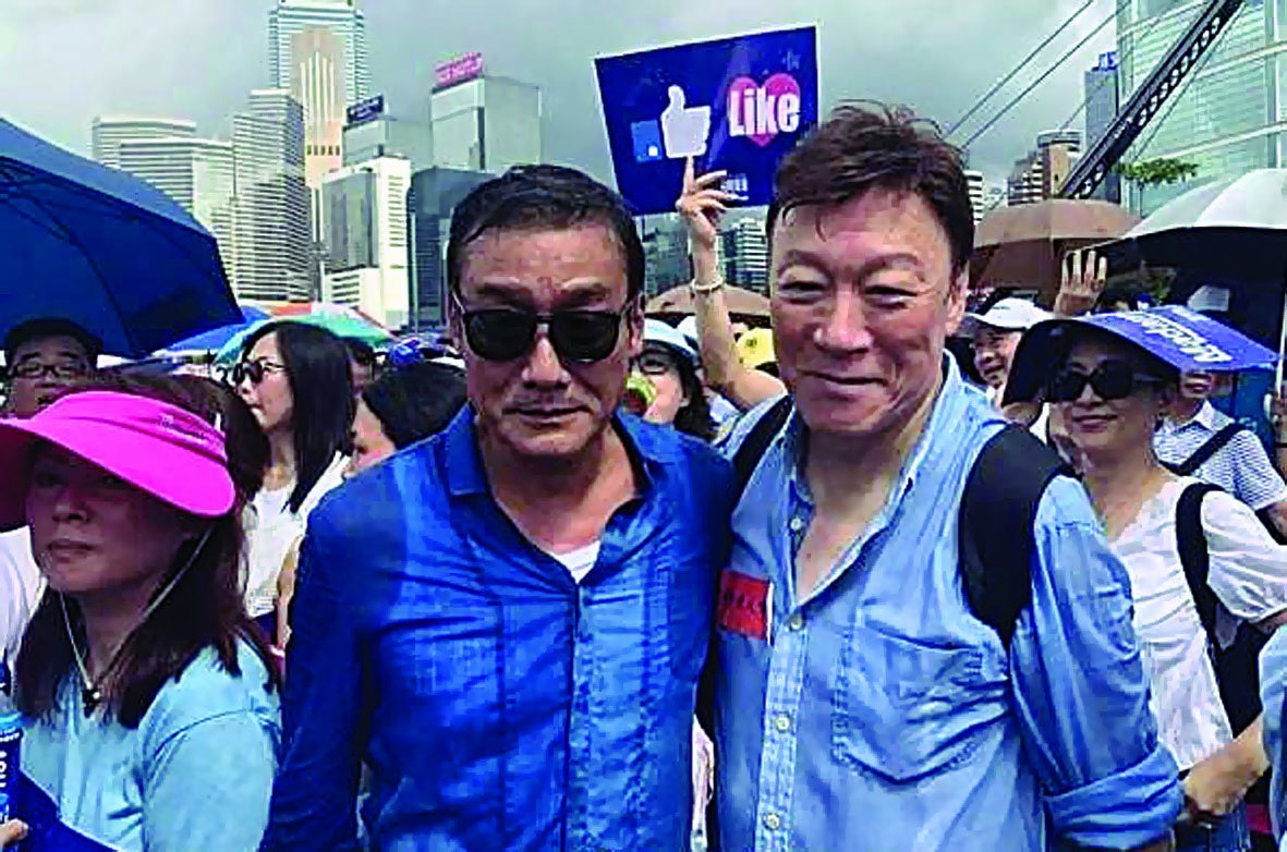 梁家辉身穿蓝衣参加集会挺港警。