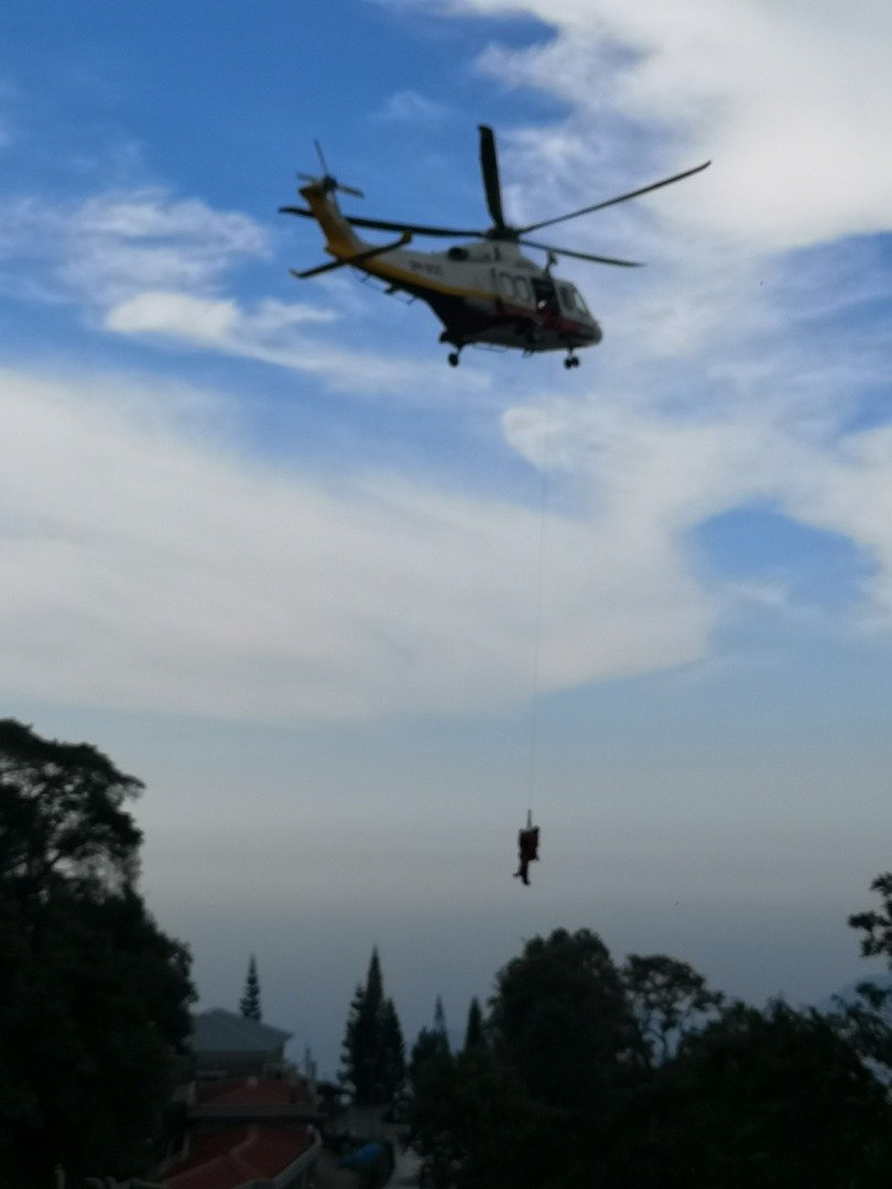 消拯局直升机以垂吊的方式将伤者送上直升机。