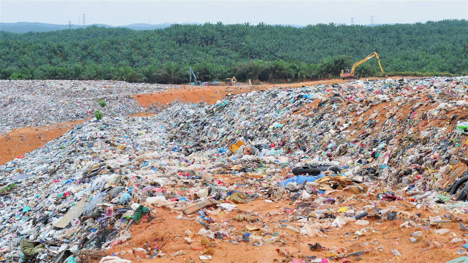 工业废料随意的倾倒在地面，经过经年累月，最终将渗透入土壤，一旦当地进行开发，污染的废料就会挥发成气体。（档案照）
