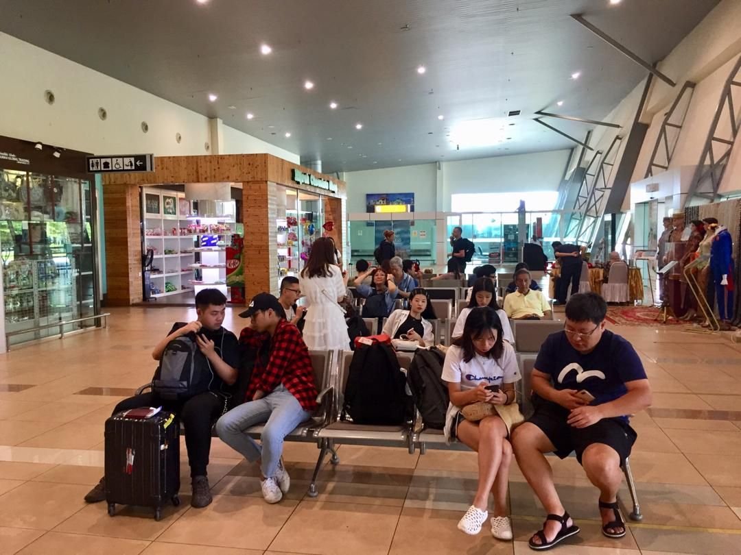 甲州机场往返槟甲亚航班机恢复，机场出现人潮。
