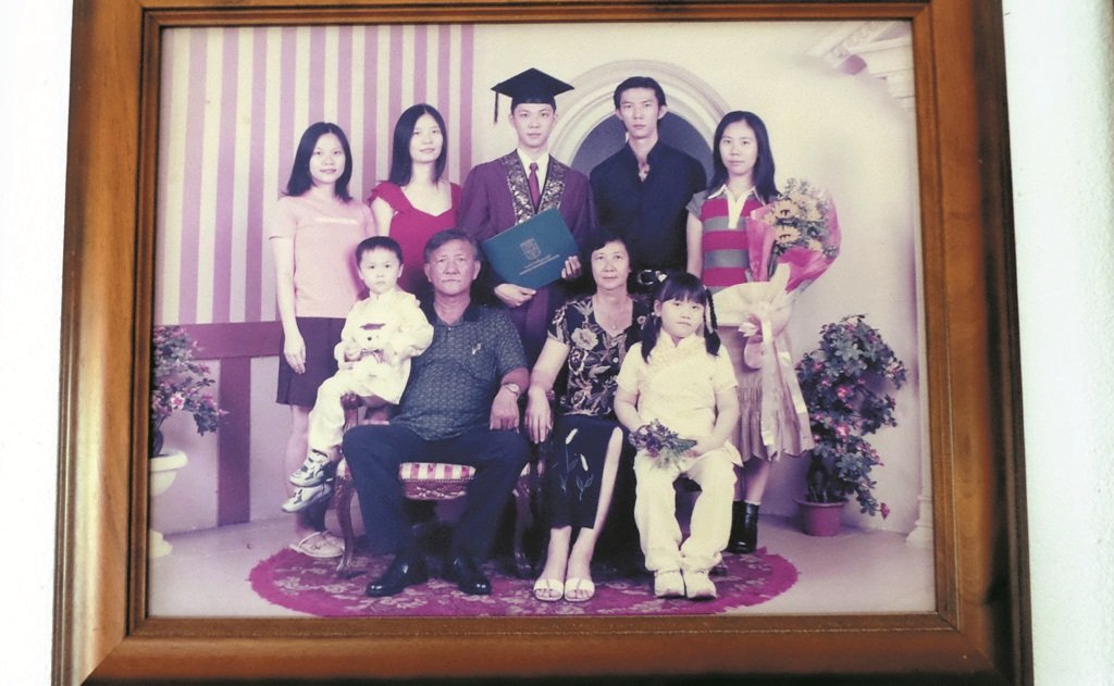 赵家挂著赵明福毕业时与家人拍的大合照。