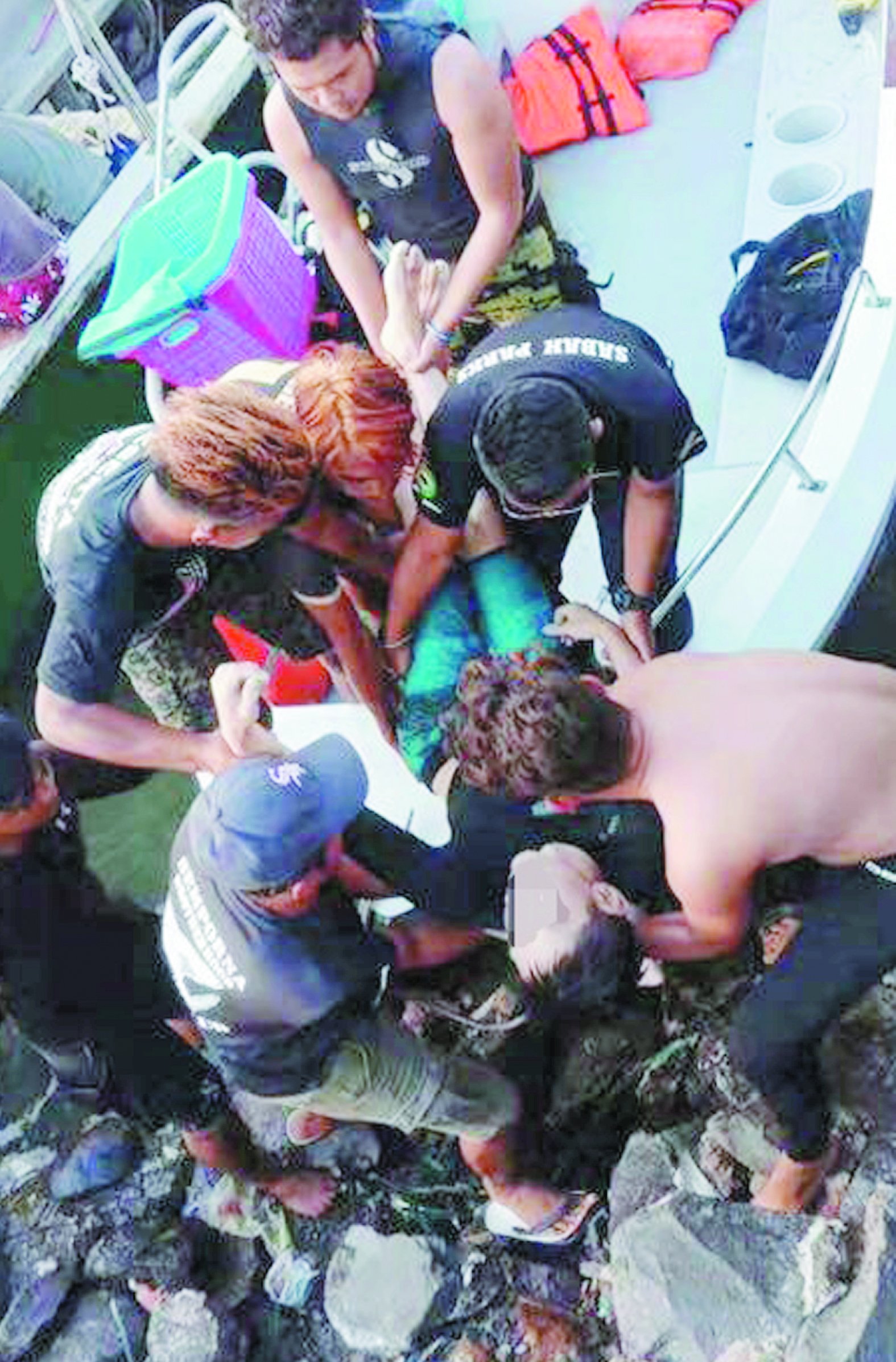 医护人员抢救受伤的潜水教练，惟最后抢救无效。