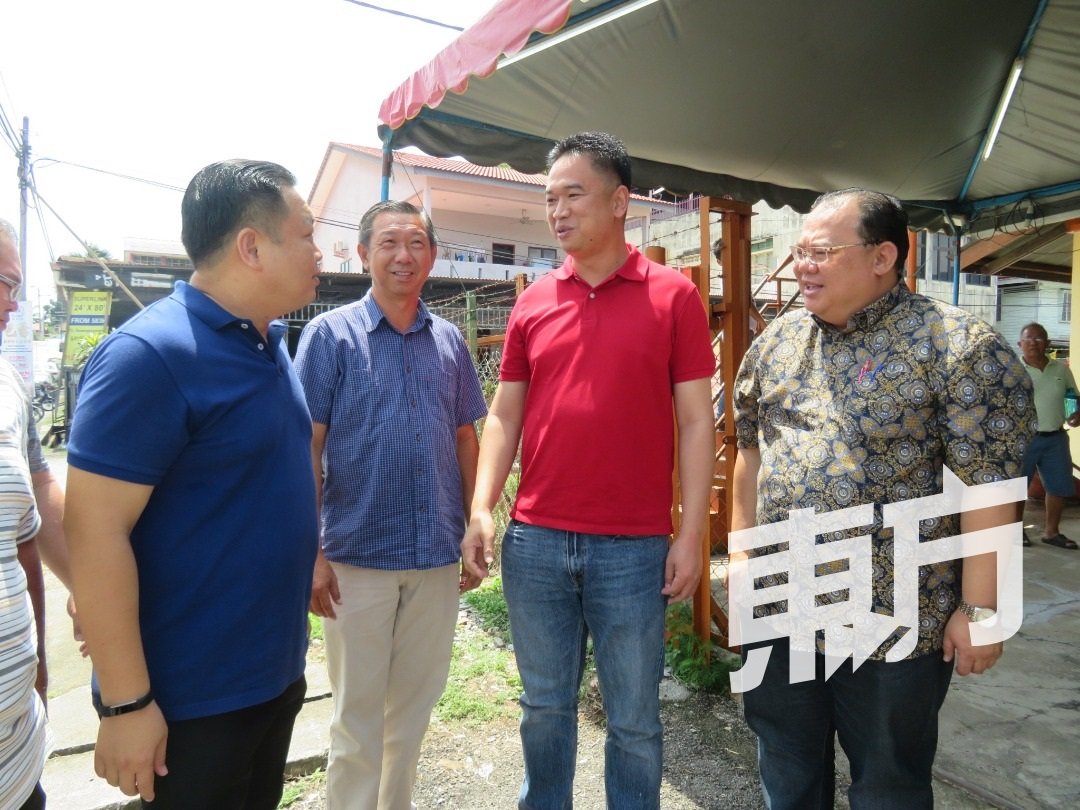 萧开文（右）及吴健南（左）前往投票站观察情况时，与森州行政议员张聒翔（右2）碰面。（摄影：林丽虹）