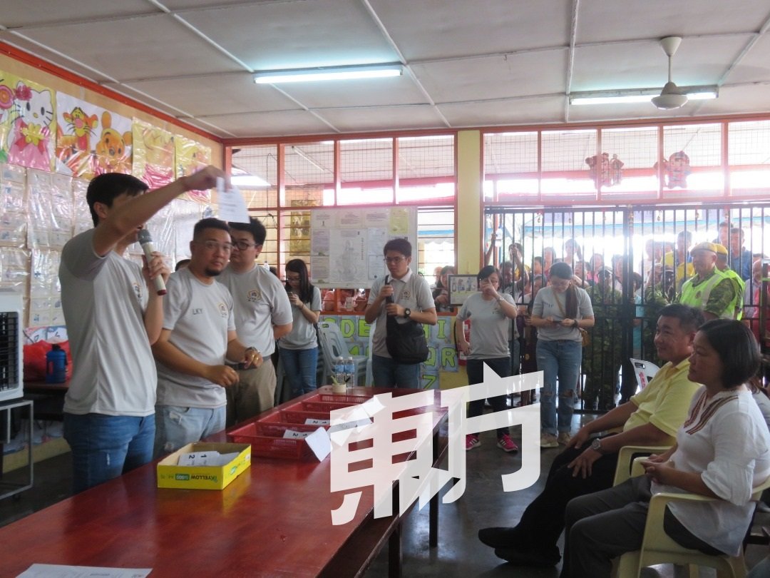 选举委员会首度采用透明化计票方式，获得2名候选人范丽萍（右起）、张洪铭及村民全程关注。（摄影：林丽虹）