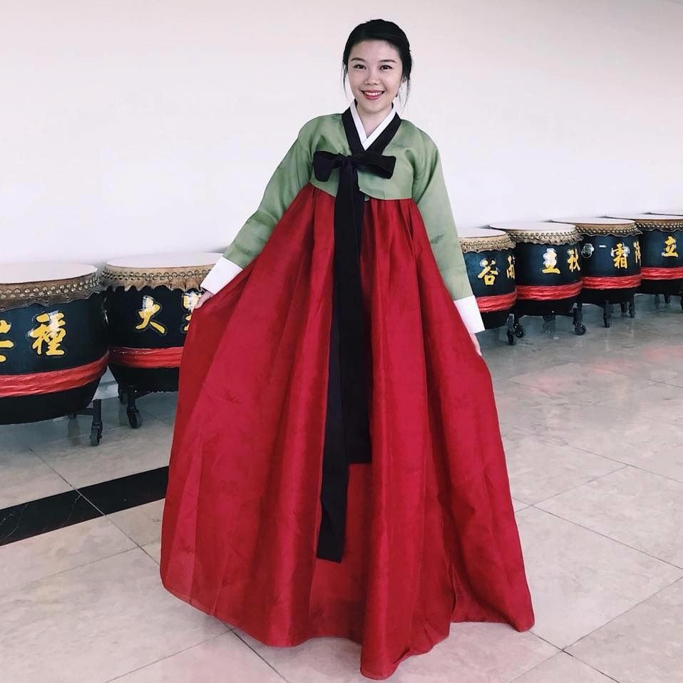 在韩国生活一段时间的吴馨瑜，穿上韩服出席学校活动。