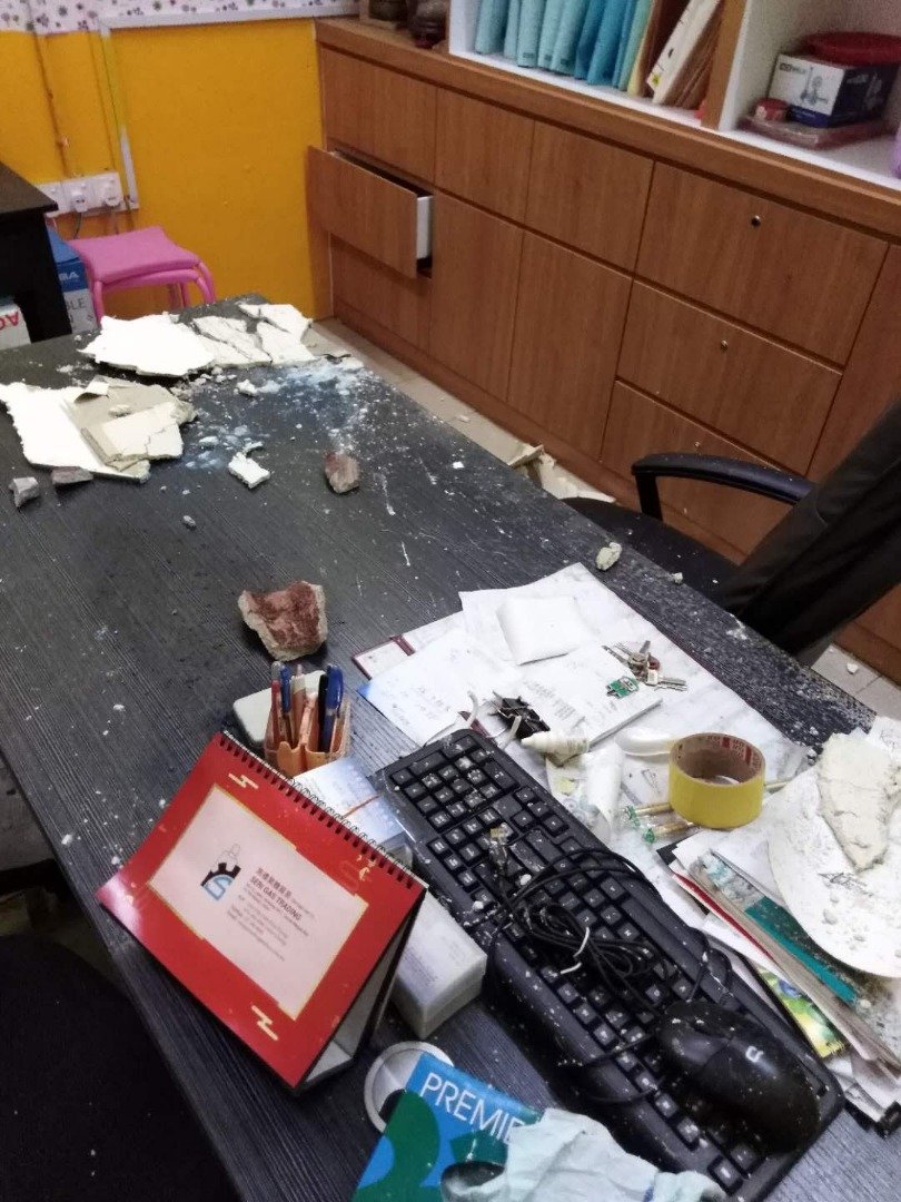 办公室的桌面被坠落的屋瓦和天花板弄得狼藉一片。