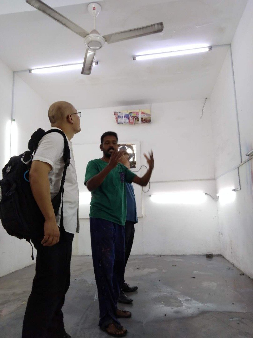 邹裕豪（左起）到古纳兰的汽车喷漆店了解被破坏的情况。